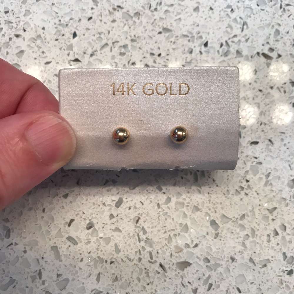 Beautiful 14 K gold stud earrings